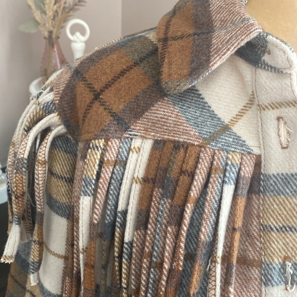 NWT Vigoss Fringed Flannel(size small) - Picture 2 of 6